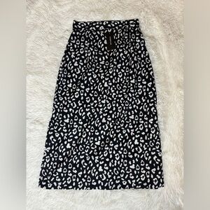 NWT: VNDFLAG Chic Black and White Leopard Print Skirt - Women’s Size Medium